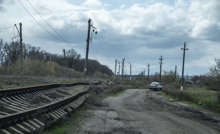 Zniszczone tory kolejowe i słupy energetyczne widoczne we wsi Borowa w Charkowie na Ukrainie po rosy