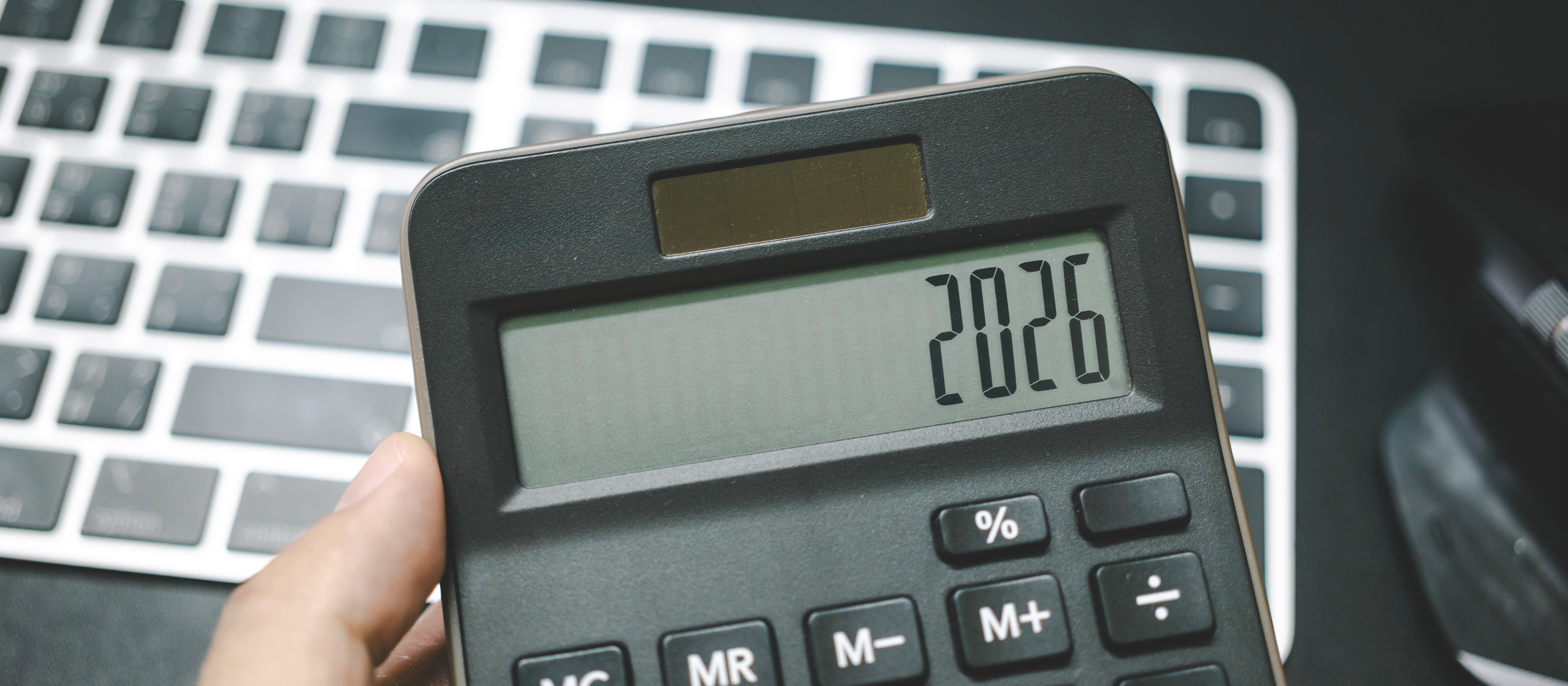 Pośrednictwo handlowe z podatkiem u źródła czy bez