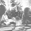 Jerzy Giedroyć i Gustaw Herling-Grudziński nad maszynopisami i rękopisami w Paryżu
