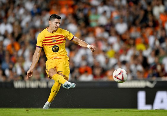 Robert Lewandowski w meczu Valencia - FC Barcelona drugą bramkę zdobył z rzutu karnego