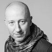 Cezary Kosiński (ur. 1973) zagrał w ponad 40 filmach i serialach, jako aktor teatralny związany prze