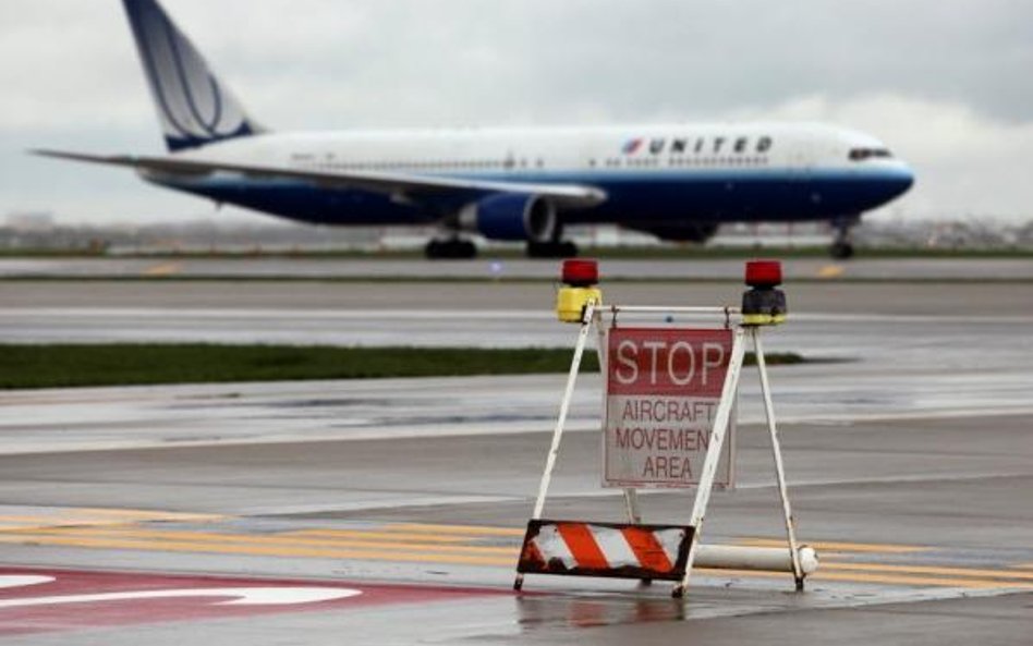 Chicago - samolot po lądowaniu ześlizgnął się na trawę