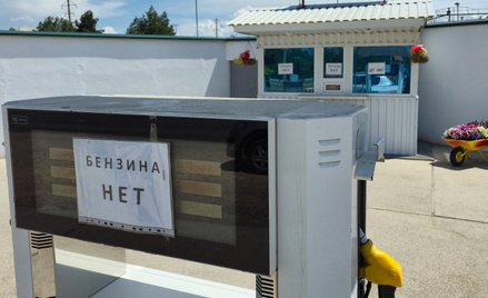 Tabliczka z napisem „Brak paliwa” na stacji benzynowej w czarnomorskim kurorcie Jewpatoria na Krymie