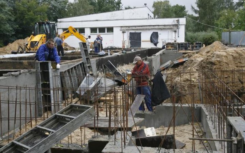 Ilu pracowników na budowie