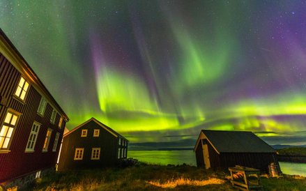 Islandzka wyspa Flatey podczas zorzy polarnej