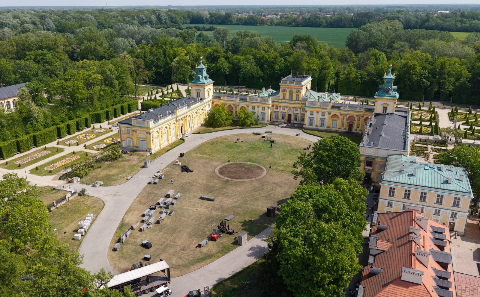 Skandal po imprezie w Wilanowie. Złamanie ustaleń, zniszczenie trawników