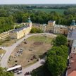 Teren Pałacu w Wilanowie po weekendowej imprezie techno