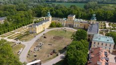 Teren Pałacu w Wilanowie po weekendowej imprezie techno