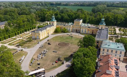 Teren Pałacu w Wilanowie po weekendowej imprezie techno