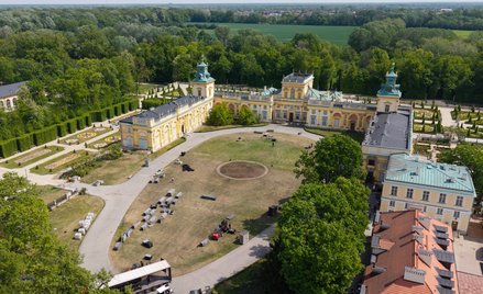 Teren Pałacu w Wilanowie po weekendowej imprezie techno