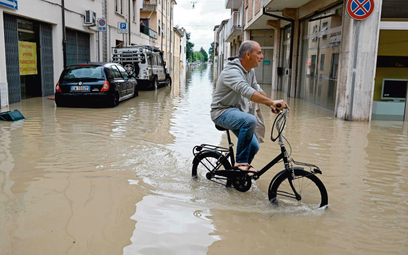 18 maja, mieszkańcy Lugo pod Rawenną zmagają się z powodzią wywołaną gwałtownymi ulewami, zjawiskiem