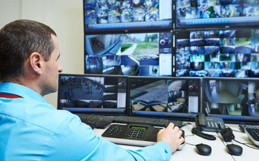 Elektroniczne systemy monitoringu coraz częściej zastępują pracowników ochrony.