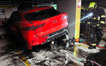 Czesi gasili auto elektryczne w garażu podziemnym. Polacy zakazują ich wjazdu