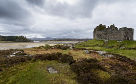Eilean an Fheidh i zamek Castle Tioram