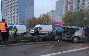 Poznań: Samochód uderzył w tramwaj. Dzieci wśród rannych