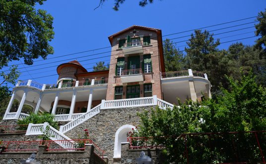 Znakiem rozpoznawczym Platres jest stylowa architektura, swoje rezydencje ma tu wielu cypryjskich mi