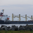 Statek towarowy w pobliżu portu Piwdennyj