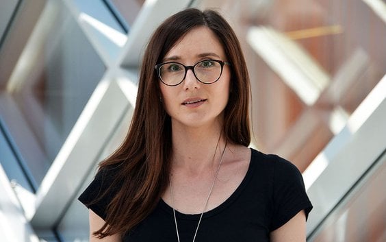 dr hab. Beata Brzozowska, prof. ucz, ukończyła fizykę na Uniwersytecie Warszawskim, gdzie obroniła d