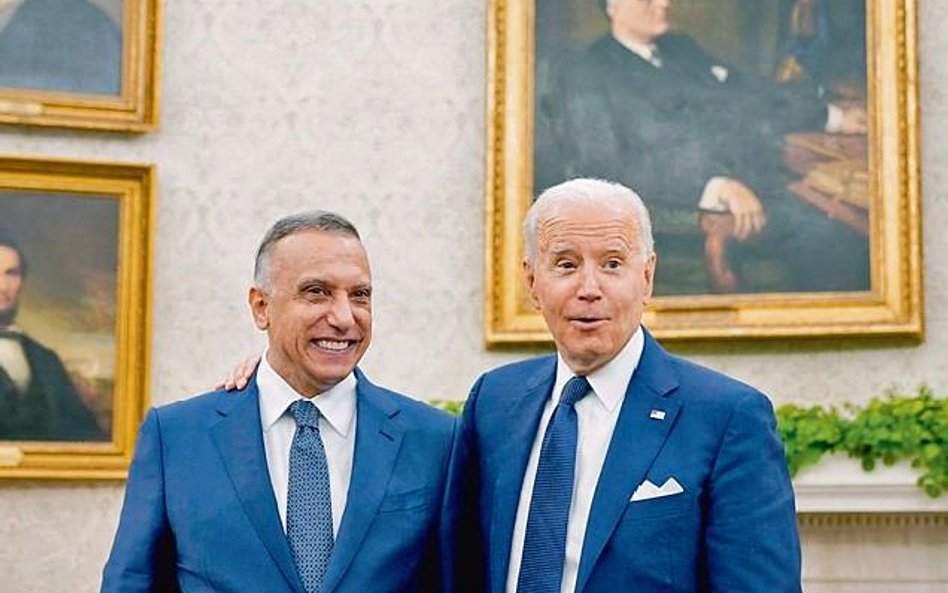 Przyjacielska atmosfera w Białym Domu; iracki premier Mustafa Kazimi (z lewej) i prezydent Joe Biden