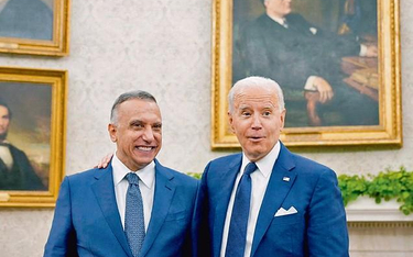 Przyjacielska atmosfera w Białym Domu; iracki premier Mustafa Kazimi (z lewej) i prezydent Joe Biden