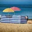 Na plaży trzeba się pilnować, inaczej można skończyć z mandatem