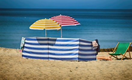 Na plaży trzeba się pilnować, inaczej można skończyć z mandatem