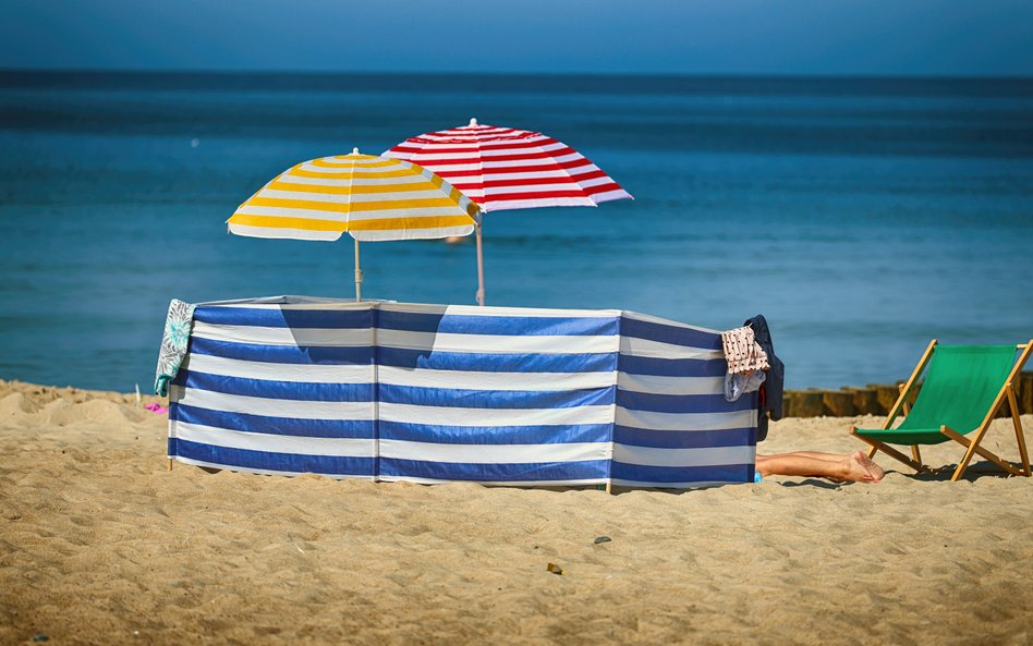 Na plaży trzeba się pilnować, inaczej można skończyć z mandatem