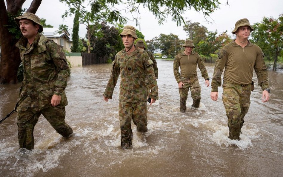 Powodzie w Australii. Krokodyle i węże wokół domów