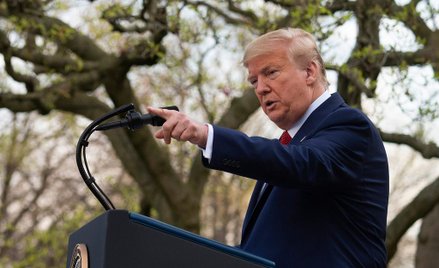 Trump o miesiąc przedłuża zalecenie utrzymywania dystansu społecznego