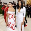Alexandria Ocasio-Cortez i Aurora James, projektantka sukni.