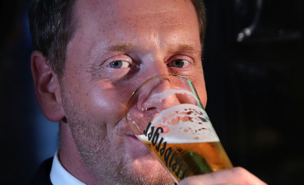 Michael Kretschmer, premier Saksonii (z CDU), obronił pozycję chadeków przejmując część postulatów A