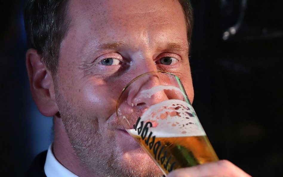 Michael Kretschmer, premier Saksonii (z CDU), obronił pozycję chadeków przejmując część postulatów A