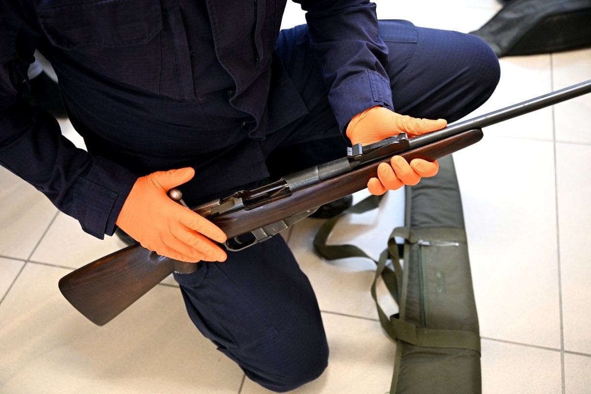 Podlascy funkcjonariusze odkryli skład broni w rezydencjach i apartamentach w regionie. 2