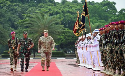 Gen. Mark Milley w czasie wizyty w Indonezji