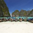 Tradycyjne tajskie łodzie typu longtail zacumowane na plaży Maya Bay