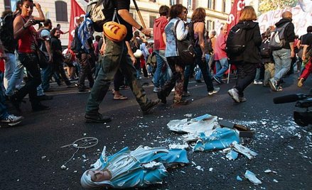W Rzymie demonstranci roztrzaskali o bruk figurę Matki Boskiej zrabowaną z jednego z kościołów