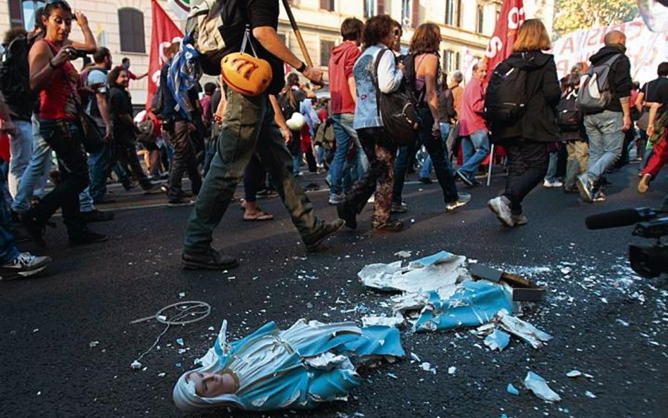 W Rzymie demonstranci roztrzaskali o bruk figurę Matki Boskiej zrabowaną z jednego z kościołów
