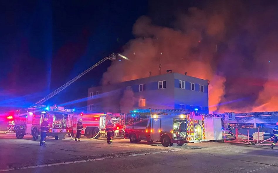 Hala produkcyjna należąca do LPP Holding, przedsiębiorstwa z sektora zbrojeniowego, spłonęła w nocy 