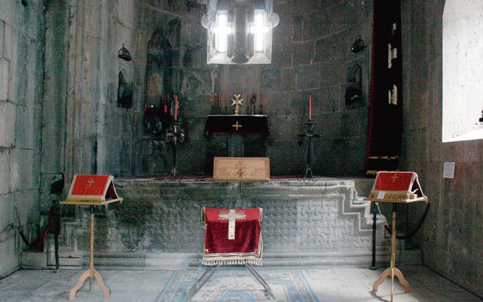 ?Wiele jest kościołów w Armenii. Wszystkie są surowe, pozbawione zdobień czy złoceń