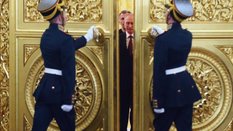 Prezydent Władimir Putin wkracza do Sali Georgijewskiej Pałacu Kremlowskiego, gdzie podpisał traktat