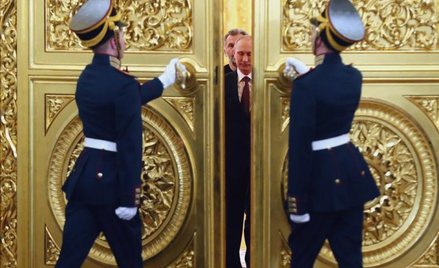 Prezydent Władimir Putin wkracza do Sali Georgijewskiej Pałacu Kremlowskiego, gdzie podpisał traktat
