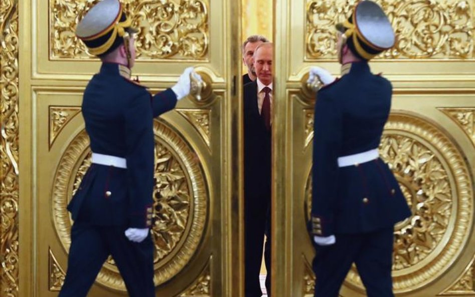 Prezydent Władimir Putin wkracza do Sali Georgijewskiej Pałacu Kremlowskiego, gdzie podpisał traktat