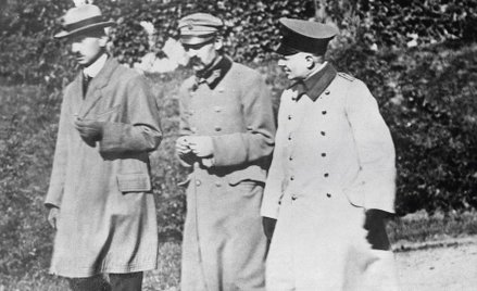 Kazimierz Sosnkowski, Józef Piłsudski oraz oficer armii niemieckiej Schlossmann w czasie spaceru na 