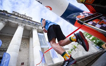 Rekordziści wbiegają na szczyt w około 3 minuty