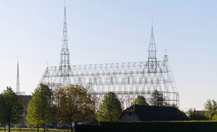 HIstoria kompleksu klasztornego, którego częścią był XVI-wieczny kościół, który spłonął w XIX wieku.