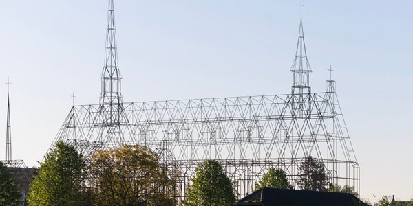Średniowieczny kościół-szkielet. W Belgii powstała gigantyczna instalacja