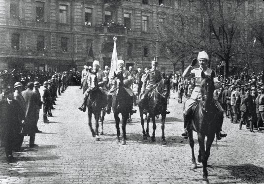 Na pierwszym planie: Carl Gustaf Emil Mannerheim (1867–1951)