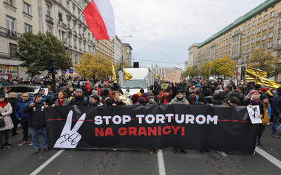 Uczestnicy demonstracji "Stop torturom na granicy" na ulicach Warszawy