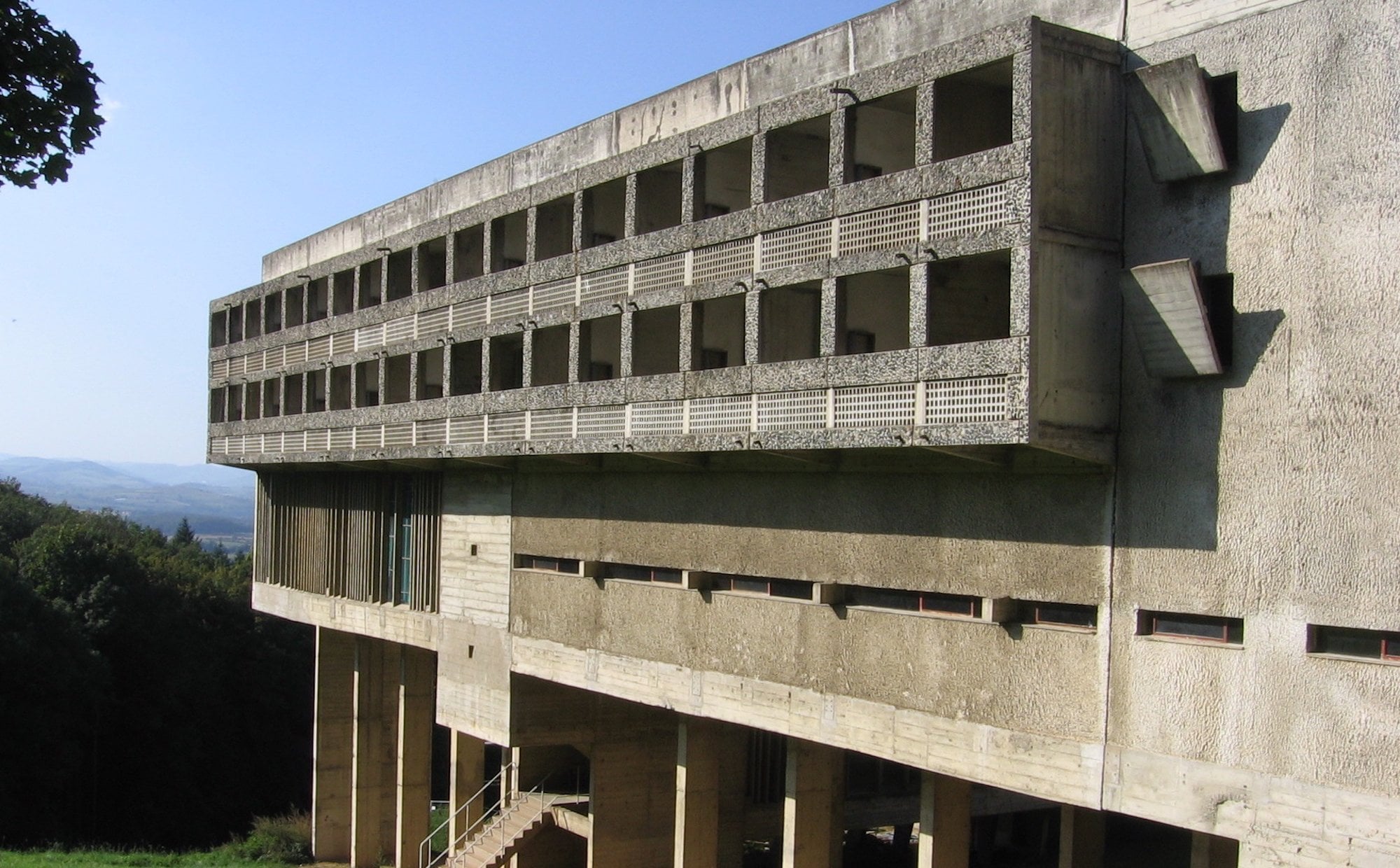 Betonowy klasztor projektu Le Corbusiera. Brutalistyczny kolos zaprasza turystów
