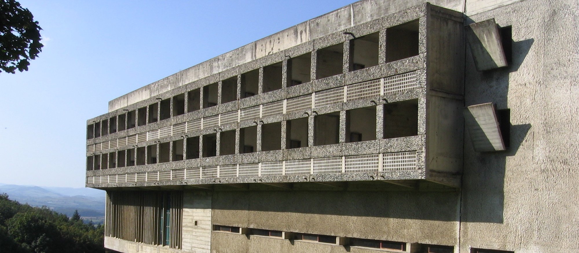 Betonowy klasztor projektu Le Corbusiera. Brutalistyczny kolos zaprasza turystów